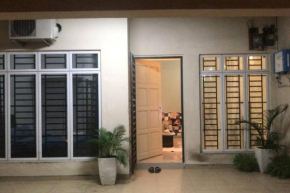 Terrace house near Stulang Laut CIQ Midvalley KSL for 7Pax